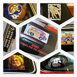 La tarjeta de felicitación es un collage de pegatinas de GRATEFUL DEAD para parachoques. Fotografié pegatinas principalmente entre 1975 y 2002. La tarjeta mide 8,5 x 5,5 pulgadas.