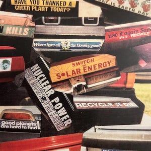 La carte de voeux est un collage d'autocollants pour pare-chocs TREE HUGGER/POLLUTION. autocollants vintage 1975-2002.  Suggestions de punchlines d'anniversaire fournies.