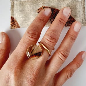 Double ring with flat stone