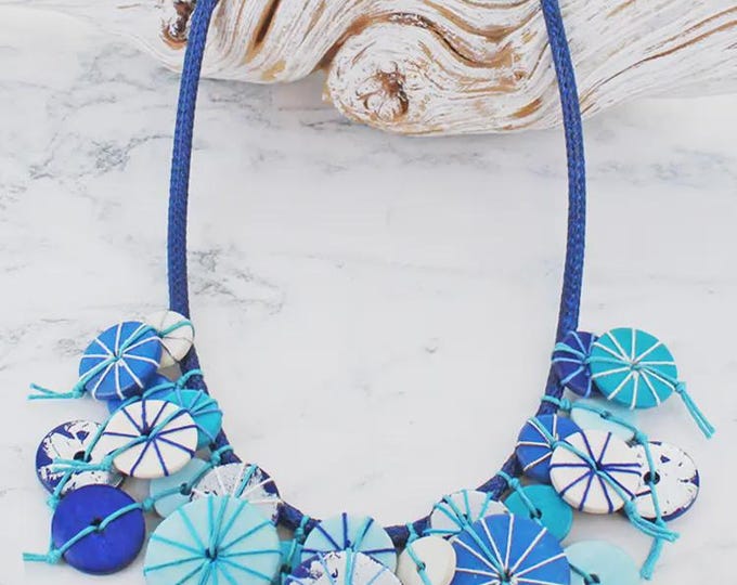 Short disc and thread cluster necklace
