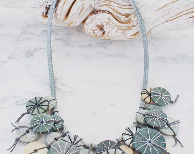 Short disc and thread cluster necklace