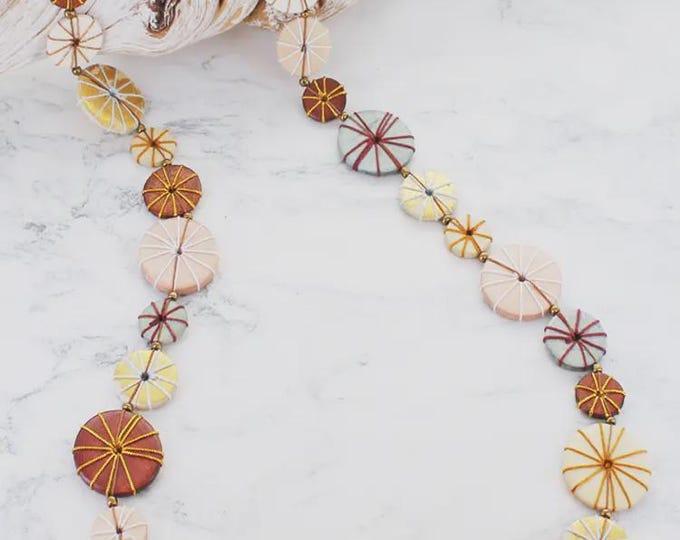 Long wooded disc and thread necklace