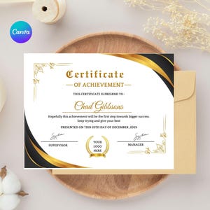 Op de afbeelding: Een certificaat van prestatie met gouden en zwarte accenten. Het certificaat luidt "Certificaat van Prestatie" en wordt op 25 december 2025 aan "Chad Gibbsons" uitgereikt. Bevat ruimte voor een logo en handtekeningen.