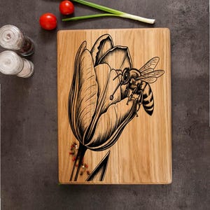 Archivo de grabado láser de abeja y tulipán – Diseño digital de tabla de cortar floral – Grabado en madera SVG PNG DXF – Decoración rústica de cocina
