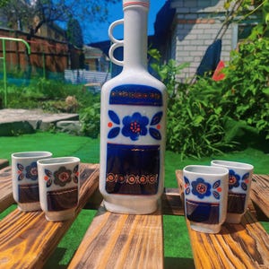 Set da liquore vintage dell&#39;Europa orientale | Decanter in ceramica blu anni &#39;60 e 4 bicchierini | Articoli da bar in stile moderno di metà secolo | Bicchieri in porcellana retrò