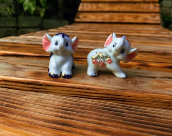 Vintage Porzellan Elefantenfiguren, Paar Glückselefanten Sammlerstücke mit goldenen Akzenten, Blau, Rosa glasierte Keramik Elefantenminiaturen