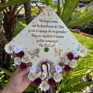 Aangepaste afstuderen pet topper handgemaakte bloemen grad pet met Spaans citaat en vlinders grad muts topper grad 2025