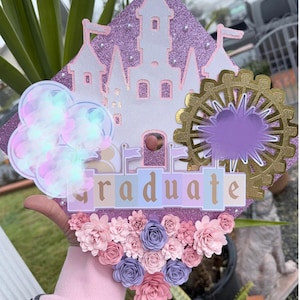 Adorno floral personalizado para birrete de graduación: Diseño de castillo femenino