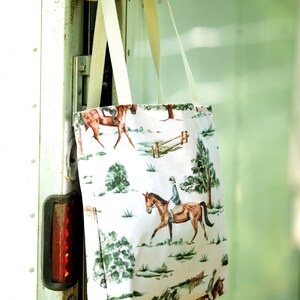 Borsa tote equestre, regalo per amanti dell'equitazione, borsa della spesa a tema equino, borsa tote per monta inglese, borsa tote per equitazione, borsa regalo equestre immagine 3
