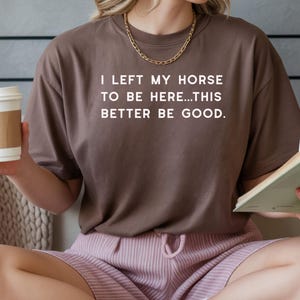 馬をここに残して来たんだから、いい子にしてねTシャツ | 馬好きのためのおもしろTシャツ、馬好きのためのコンフォートカラーシャツ、おもしろい乗馬ギフト