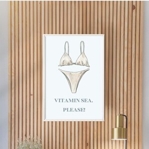 Impressão artística de biquíni de vitamina marinha, decoração de parede estética de praia, download digital chique costeiro, minimalista moderno, ilustração inspirada em férias