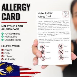 Puede incluir: Una tarjeta de alergia a los mariscos malayos con una bandera de Malasia roja, blanca y azul en el fondo. La tarjeta enumera los mariscos comunes, incluidos los camarones, el cangrejo, la langosta, los mejillones, las almejas y las ostras. La tarjeta también incluye una declaración sobre la alergia y los alimentos que la persona puede comer.