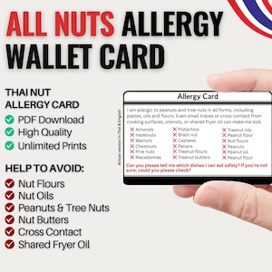 以下が含まれることがあります： 赤と黒で「ALL NUTS ALLERGY WALLET CARD」と書かれた白いウォレットカード。カードにはナッツアレルギーがリストされており、タイのナッツアレルギーカードが含まれており、避けるべきナッツのリストが記載されています。カードは手で持たれています。