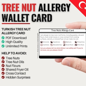 Könnte beinhalten: Eine weiße Geldbörsenkarte mit dem Text "TREE NUT ALLERGY WALLET CARD" in Rot und Schwarz. Die Karte listet zu vermeidende Baumnüsse auf und enthält eine türkische Flagge. Die Karte wird von einer Hand gehalten.