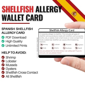 Peut inclure: Une carte de portefeuille avec le texte "Shellfish Allergy Wallet Card" en rouge et noir. La carte comprend une liste de crustacés à éviter et une version espagnole. La carte est tenue par une personne.