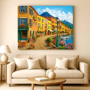Pode incluir: Uma impressão em tela colorida que retrata uma cidade costeira europeia. A obra de arte apresenta edifícios vibrantes, uma rua de paralelepípedos e uma orla com barcos. A cena inclui uma padaria com o texto "VUVIO BAKERY".