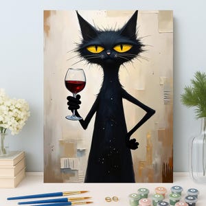 Könnte beinhalten: Ein skurriles Gemälde einer schwarzen Katze mit gelben Augen, die ein Glas Rotwein hält. Der Hintergrund ist neutralfarben mit abstrakten Formen. Pinsel und Farbtöpfe im Vordergrund deuten auf ein Malen-nach-Zahlen-Set hin.