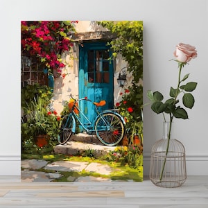Puede incluir: Impresión en lienzo de una escena pintoresca: una bicicleta azul frente a una puerta turquesa en un edificio de piedra. Flores rojas y follaje verde enmarcan la escena, con una rosa en un jarrón.