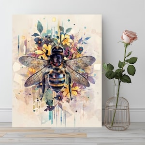 Puede incluir: Impresión en lienzo de estilo acuarela que representa una abeja detallada con las alas extendidas, sobre un fondo de flores y follaje coloridos. La abeja está representada en tonos de negro, amarillo y marrón, con delicados detalles de las alas. La obra tiene una estética suave y artística.