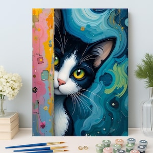 Peut inclure: Impression sur toile d'un chat noir et blanc aux yeux jaunes vifs, se cachant derrière une colonne peinte abstraite et colorée. Le fond présente des motifs tourbillonnants bleus et verts, avec des pinceaux et des pots de peinture.