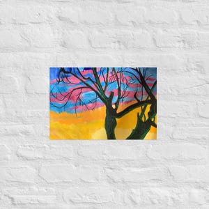 Pode incluir: Pintura abstrata com um pôr do sol com um céu azul, rosa e amarelo. Duas árvores verde-escuras com ramos detalhados são silhuetas contra o fundo colorido. A obra de arte é montada numa superfície branca.