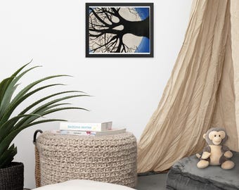 Puede incluir: Una ilustración en blanco y negro de un árbol con ramas que se extienden hacia un cielo azul con una luna blanca. El árbol está silueteado contra el cielo.
