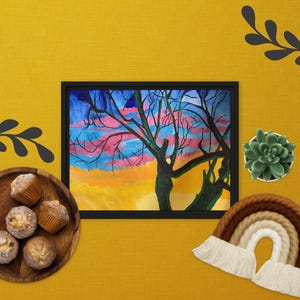 Pode incluir: Uma pintura emoldurada de uma árvore com galhos nus contra um céu colorido. O céu é pintado em tons de azul, rosa e amarelo. A árvore está silhuetada contra o céu, e o chão é pintado em uma cor amarela.