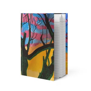 Pode incluir: Um caderno pautado com uma capa pintada colorida. A capa apresenta uma cena vibrante do pôr do sol com um céu amarelo e laranja, árvores em silhueta e nuvens rosa e azuis. O caderno está aberto, revelando páginas pautadas.