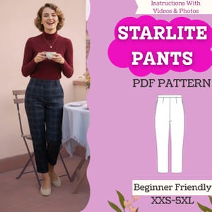 Puede incluir: Una mujer con un cuello alto burdeos y pantalones a cuadros, sosteniendo una taza de té. La imagen incluye un patrón PDF para "Starlite Pants" con un dibujo lineal de los pantalones y el texto "Beginner Friendly" y "XXS-5XL".