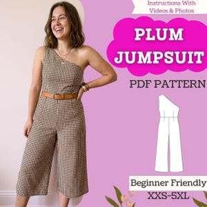 Peut inclure: Une combinaison asymétrique à carreaux vichy marron et blanc avec une ceinture marron clair. Le texte indique : Instructions With Videos & Photos, PLUM JUMPSUIT, PDF PATTERN, Beginner Friendly, XXS-5XL. Un croquis blanc est inclus.