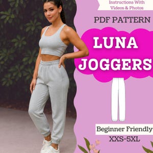 Puede incluir: Una mujer con un sujetador deportivo gris claro y un pantalón de chándal a juego. La imagen incluye el texto "LUNA JOGGERS" y "PDF PATTERN". El patrón es apto para principiantes y está disponible en tallas XXS-5XL.