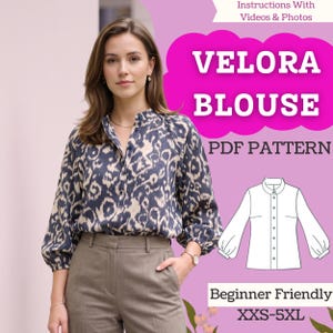 Può includere: Una donna indossa una camicetta fantasia blu navy e beige e pantaloni marroni. L'immagine include il testo "VELORA BLOUSE PDF PATTERN" e "Beginner Friendly XXS-5XL". È presente anche un disegno a tratto della camicetta.