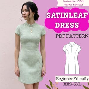 Puede incluir: Un vestido verde claro con cuello mandarín y mangas cortas. El vestido tiene una fila de botones perlados en el lateral y un detalle de ojal en el escote. El texto "SATINLEAF DRESS PDF PATTERN" se muestra en forma de nube rosa.