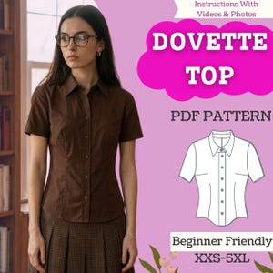 Może przedstawiać: Kobieta w brązowej koszuli z krótkim rękawem i plisowanej brązowej spódnicy. Obraz zawiera tekst "DOVETTE TOP PDF PATTERN" i "Beginner Friendly XXS-5XL". Widoczny jest również rysunek linii góry.