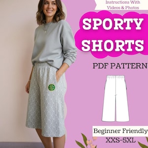 Può includere: Una donna indossa una felpa grigia e pantaloncini fantasia. I pantaloncini hanno un'emblema verde e oro. L'immagine include il testo "Sporty Shorts PDF Pattern" e "Beginner Friendly XXS-5XL".