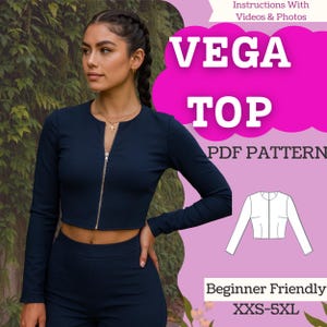 Könnte beinhalten: Eine Frau trägt ein marineblaues Top mit Reißverschluss und eine passende Hose. Das Oberteil hat lange Ärmel und einen silbernen Reißverschluss. Der Text auf dem Bild lautet "VEGA TOP PDF PATTERN" und "Beginner Friendly XXS-5XL".