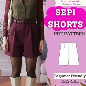 Puede incluir: Pantalones cortos burdeos con cintura alta y pliegues, combinados con un cinturón marrón y un chaleco verde. La imagen incluye el texto "SEPI SHORTS PDF PATTERN" y "Beginner Friendly XXS-5XL".