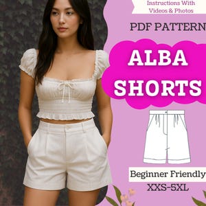 以下が含まれることがあります： クリーム色の半袖トップスと、お揃いのショートパンツを着た女性。トップスはスクエアネックで、リボンが付いています。ショートパンツはハイウエストでプリーツ入りです。画像には「ALBA SHORTS」と「Beginner Friendly」という文字が含まれています。