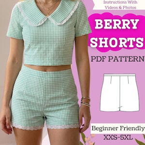 Könnte beinhalten: Minzgrünes, kariertes zweiteiliges Outfit, bestehend aus einem kurzärmeligen Crop-Top mit Peter Pan-Kragen und passenden Shorts. Die Shorts haben eine Spitzenborte. Der Text "BERRY SHORTS PDF PATTERN" und "Beginner Friendly XXS-5XL" ist ebenfalls enthalten.