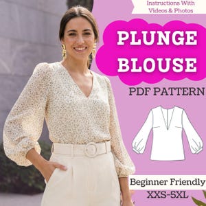 Puede incluir: Una mujer modela una blusa con estampado floral con cuello en V y mangas largas, combinada con pantalones color crema y un cinturón. La imagen incluye el texto "PLUNGE BLOUSE PDF PATTERN" y "Beginner Friendly XXS-5XL".
