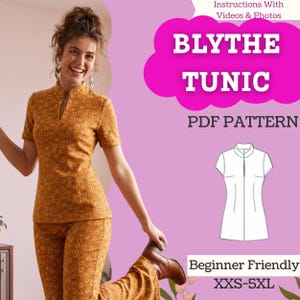 Puede incluir: Una túnica color amarillo mostaza con un pequeño estampado floral, mangas cortas y cuello mao con una abertura frontal. La imagen incluye el texto BLYTHE TUNIC PDF PATTERN, Instructions With Videos & Photos, Beginner Friendly y XXS-5XL.