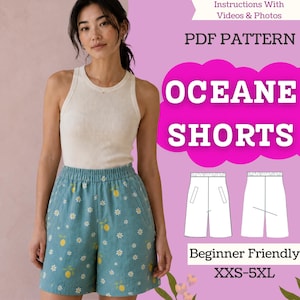 Puede incluir: Una mujer con una camiseta sin mangas crema acanalada y pantalones cortos azules con estampado de limón y margarita. Los pantalones cortos tienen cintura elástica. La imagen incluye el texto "OCEANE SHORTS" y "PDF PATTERN".
