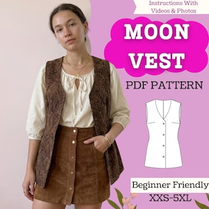 Op de afbeelding: Een vrouw draagt een bruin vest met bloemenpatroon, een crèmekleurige blouse en een bruine suède rok. De afbeelding bevat de tekst "MOON VEST PDF PATTERN" en "Beginner Friendly XXS-5XL". Het vest is een PDF-patroon.