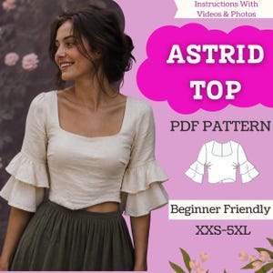 Può includere: Una donna indossa un top color crema con scollatura quadrata e maniche a balze. L'immagine include il testo "ASTRID TOP PDF PATTERN" e "Beginner Friendly" su sfondo rosa. Il top è abbinato a una gonna verde.