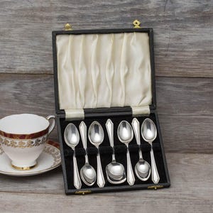 Six vintage teaspoons and Sugar Shovel, In original case, circa 1940&#39;s 0r 1950&#39;s.