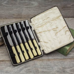 Vintage Cutlery, Afternoon tea utensils, butter spreaders in original box, circa early to mid century.