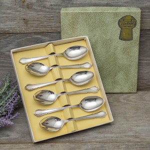 Vintage Teaspoon Cutlery utensil set of six, Thomas Walburn Cork & Son Sheffield England, in original box, Circa 1940&#39;s.