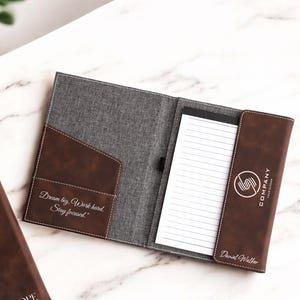Gepersonaliseerde lederen flapportfolio, aangepaste padfolio-notitieblok, zakelijke portfolio, gegraveerde zijflapportfolio, aangepaste notitieblokomslag