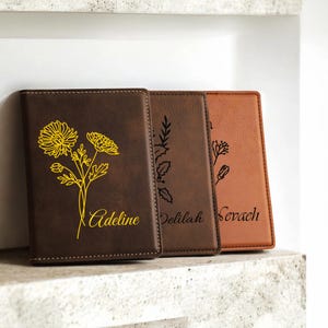 Personalisierte Geburtsblumenpasshülle: Reisegeschenk aus veganem Leder mit Gravur