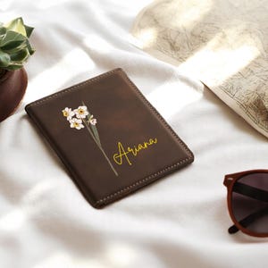 Aangepaste geboortebloem lederen paspoorthoes, gepersonaliseerde geboortemaand bloem paspoorthouder, reiscadeaus, verjaardagscadeaus, cadeau voor haar